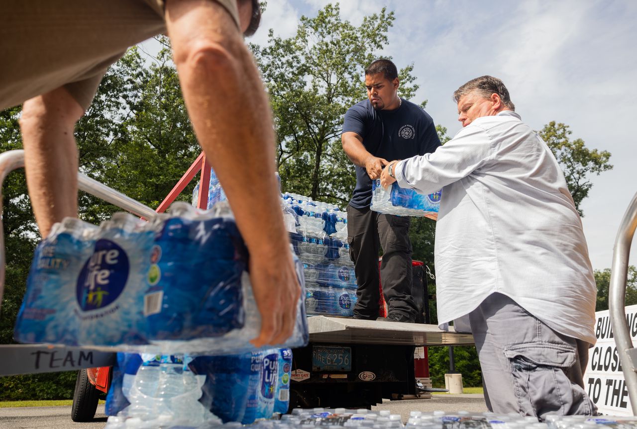 Water bottles distribution