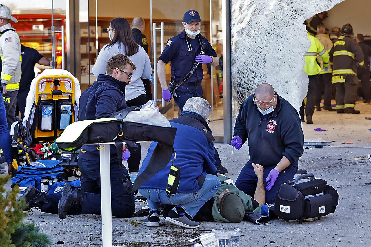 Apple store crash in Hingham