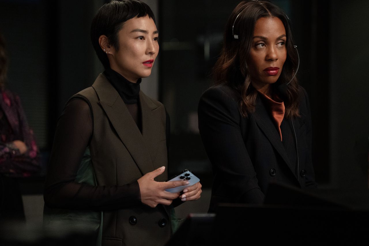Greta Lee (Stella Bak) and Karen Pittman (Mia Jordan) in