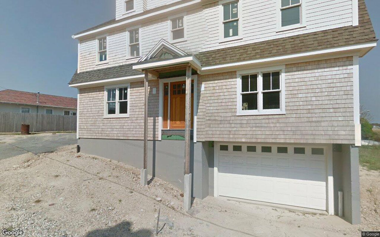 1 Quinapoxet Avenue, Falmouth, MA