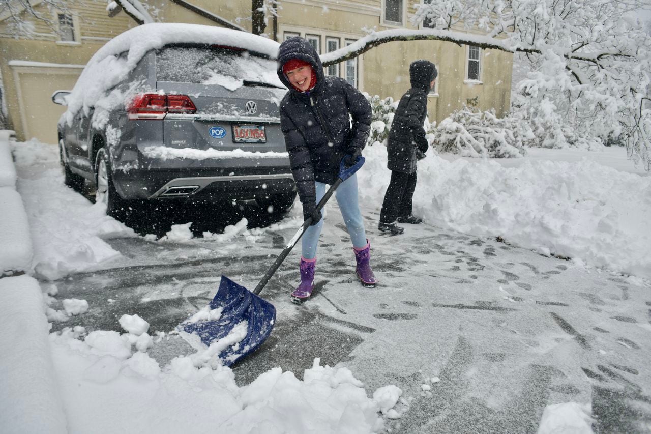 Shovel Kenwood Ave 1 nor'easter