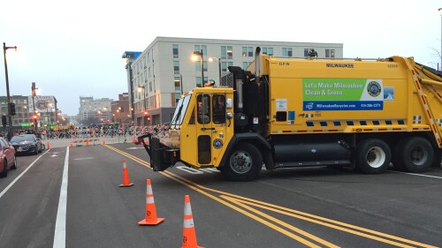 2019-milwaukee-marathon-partial-road-barricade-610x458.jpg