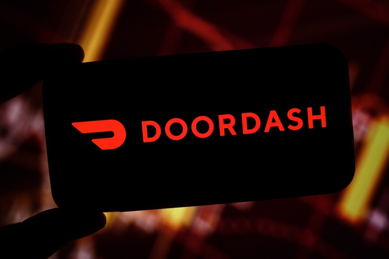 POLAND - 2024/12/01: In this photo illustration, the DoorDash company logo is seen displayed on a smartphone screen. (Photo Illustration by Piotr Swat/SOPA Images/LightRocket via Getty Images)
