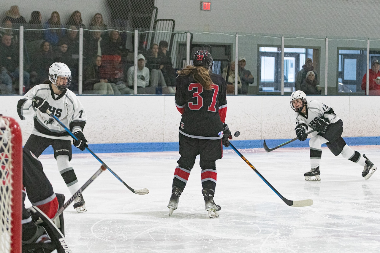 12-17-22 Longmeadow girls ice hockey team vs. Pope Francis